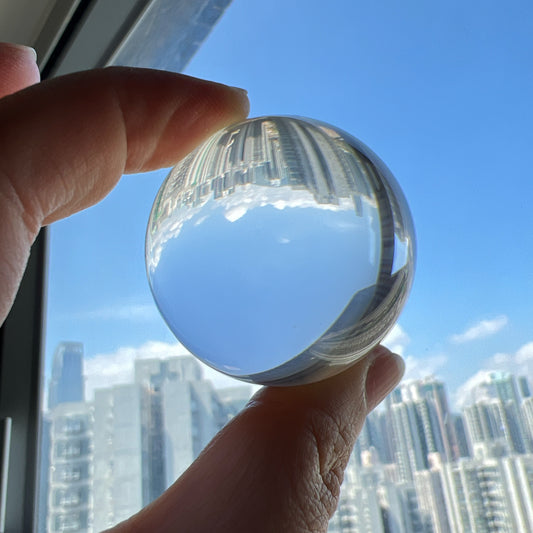 白水晶球

靜靜地看著，可以令煩悶的情緒暫時放下，享受寧靜的一刻😊

-「水晶之王」，是萬用療癒石

-能淨化四周負性能量

-釋放負能量，平衡內心的焦慮不安

-鎮定安神之效，開發智慧

-提升自我肯定，提升正能量

-幫助集中注意力，有助讀書求學

Diameter : 41.8mm