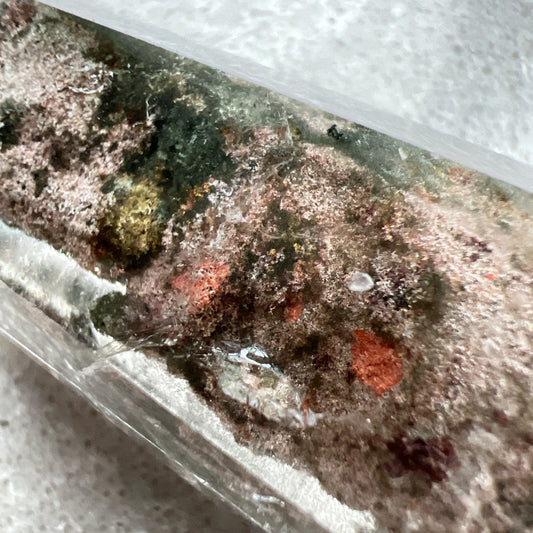 彩幽靈柱

幽靈是指內有多種顏色的火山泥或礦物質，主要有綠、紅、橙和白，包含了多種功效。

綠幽靈

-主正財，由事業，主意帶來的財富

-聚財，由辛勤努力而累積的財富

-招有助增旺事業的貴人

-平穩情緒

紅幽靈

-增加包容心與同理心

-增加理解力與包容能力

-招財的功效

-緩解疲憊，放鬆情緒

白幽靈

-淨化個人氣場

-提升記憶力