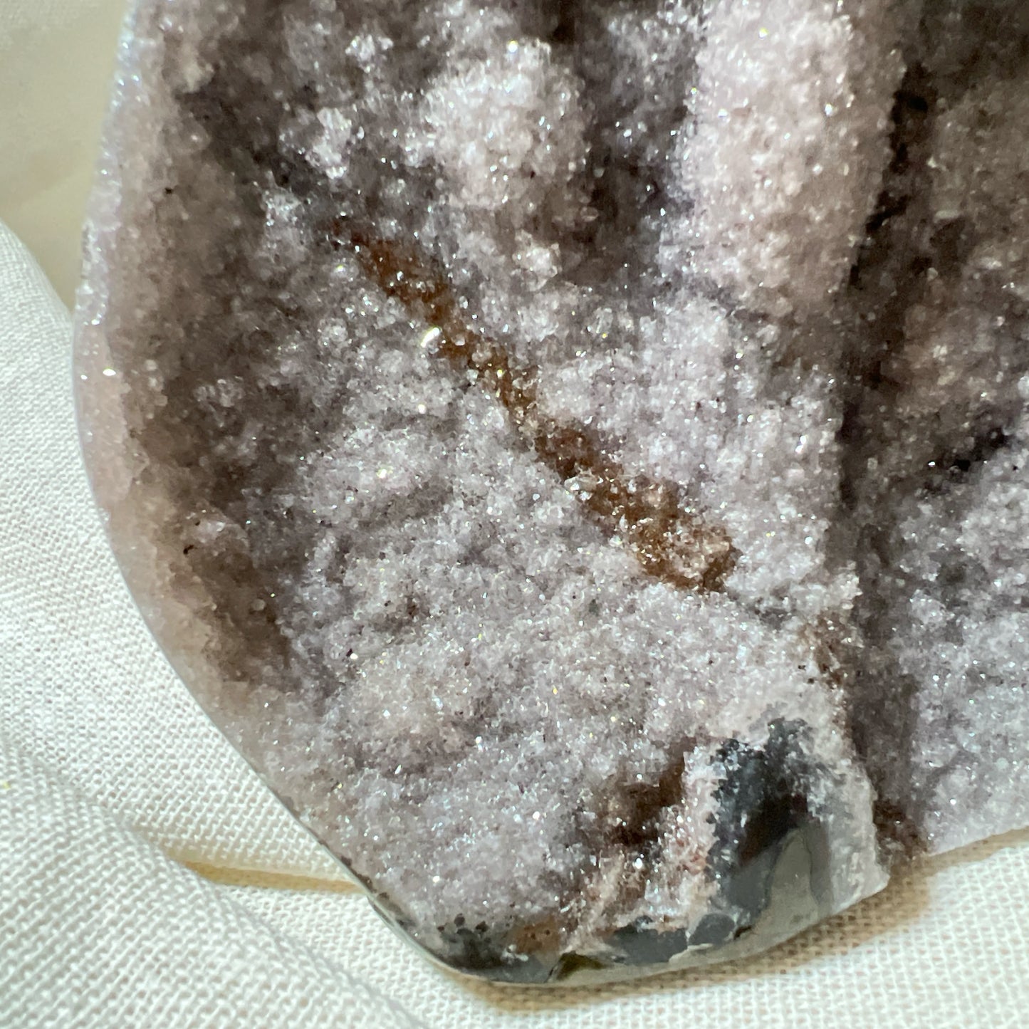 巴西軟糖淡灰紫異象紫晶鎮

因為他的一個特別記認，就立刻收下，紫晶鎮大多數都是差不多的外觀，所以有時候都真的是依賴感覺來收的

異象晶其實是紫水晶的變異，產量較紫水晶鎮稀少 ，異象晶鎮是吉祥如意的寶石，放置在辦公室、客廳、書房與臥室等，都可以用以淨化室內不淨的磁場及負能量。

異象晶鎮也可以幫手串消磁、淨化、充電。

紫水晶

-代表著智慧，幫助頭腦清晰

-增加機智，提高直覺力與潛意識

-有助思考，激發創意，加強記憶力

-有「社交之石」之稱，有助於常遇貴人

-紫色光招引人緣及貴人，具有中國風水學裡「因貴得財」之意。

-加強包容心、容忍性

-舒緩緊張情緒，鎮定安神