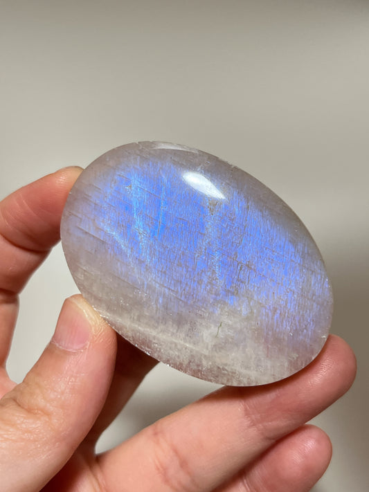 月亮石（Moonstone）又名月光石，亦是六月的幸運誕生石，象徵著健康、富貴與美好的守護：

情緒的穩定劑： 有助於安撫內心的起伏，緩解壓力和負面情緒。

柔化氣場： 適合性格較衝動、說話率直的人，幫助我們在表達時變得更柔和、更具包容力。

放鬆身心： 協助釋放身體與心靈的緊繃，重拾內心的平靜與和諧。

情感的潤滑劑： 溫柔的光芒能滋養親密關係，是守護愛情、化解情侶間小小紛爭的經典晶石。
