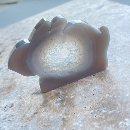 瑪瑙配靚靚晶牙 瑪瑙是玉髓礦石的一種，同為石英(Quartz)族的一員，有不同的顏色，多由半透明與不透明的條紋互相交替著，有著不同細膩的帶狀紋理和圖樣，全部都是獨一無二的圖案，非常特別，亦是我喜歡欣賞瑪瑙的其中一個原因。 瑪瑙亦是佛教七寶之一，自古以來是作辟邪，護身符之用，能量是沉厚，穩定而柔和的，對消除壓力，負面能量有幫助，從而能夠改善睡眠質素，增強記憶力。