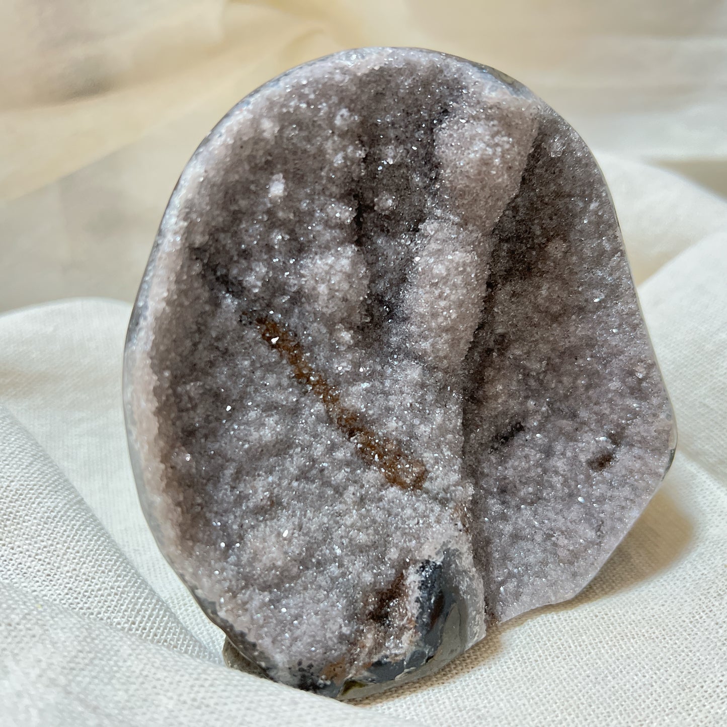 巴西軟糖淡灰紫異象紫晶鎮

因為他的一個特別記認，就立刻收下，紫晶鎮大多數都是差不多的外觀，所以有時候都真的是依賴感覺來收的

異象晶其實是紫水晶的變異，產量較紫水晶鎮稀少 ，異象晶鎮是吉祥如意的寶石，放置在辦公室、客廳、書房與臥室等，都可以用以淨化室內不淨的磁場及負能量。

異象晶鎮也可以幫手串消磁、淨化、充電。

紫水晶

-代表著智慧，幫助頭腦清晰

-增加機智，提高直覺力與潛意識

-有助思考，激發創意，加強記憶力

-有「社交之石」之稱，有助於常遇貴人

-紫色光招引人緣及貴人，具有中國風水學裡「因貴得財」之意。

-加強包容心、容忍性

-舒緩緊張情緒，鎮定安神