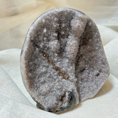 巴西軟糖淡灰紫異象紫晶鎮

因為他的一個特別記認，就立刻收下，紫晶鎮大多數都是差不多的外觀，所以有時候都真的是依賴感覺來收的

異象晶其實是紫水晶的變異，產量較紫水晶鎮稀少 ，異象晶鎮是吉祥如意的寶石，放置在辦公室、客廳、書房與臥室等，都可以用以淨化室內不淨的磁場及負能量。

異象晶鎮也可以幫手串消磁、淨化、充電。

紫水晶

-代表著智慧，幫助頭腦清晰

-增加機智，提高直覺力與潛意識

-有助思考，激發創意，加強記憶力

-有「社交之石」之稱，有助於常遇貴人

-紫色光招引人緣及貴人，具有中國風水學裡「因貴得財」之意。

-加強包容心、容忍性

-舒緩緊張情緒，鎮定安神
