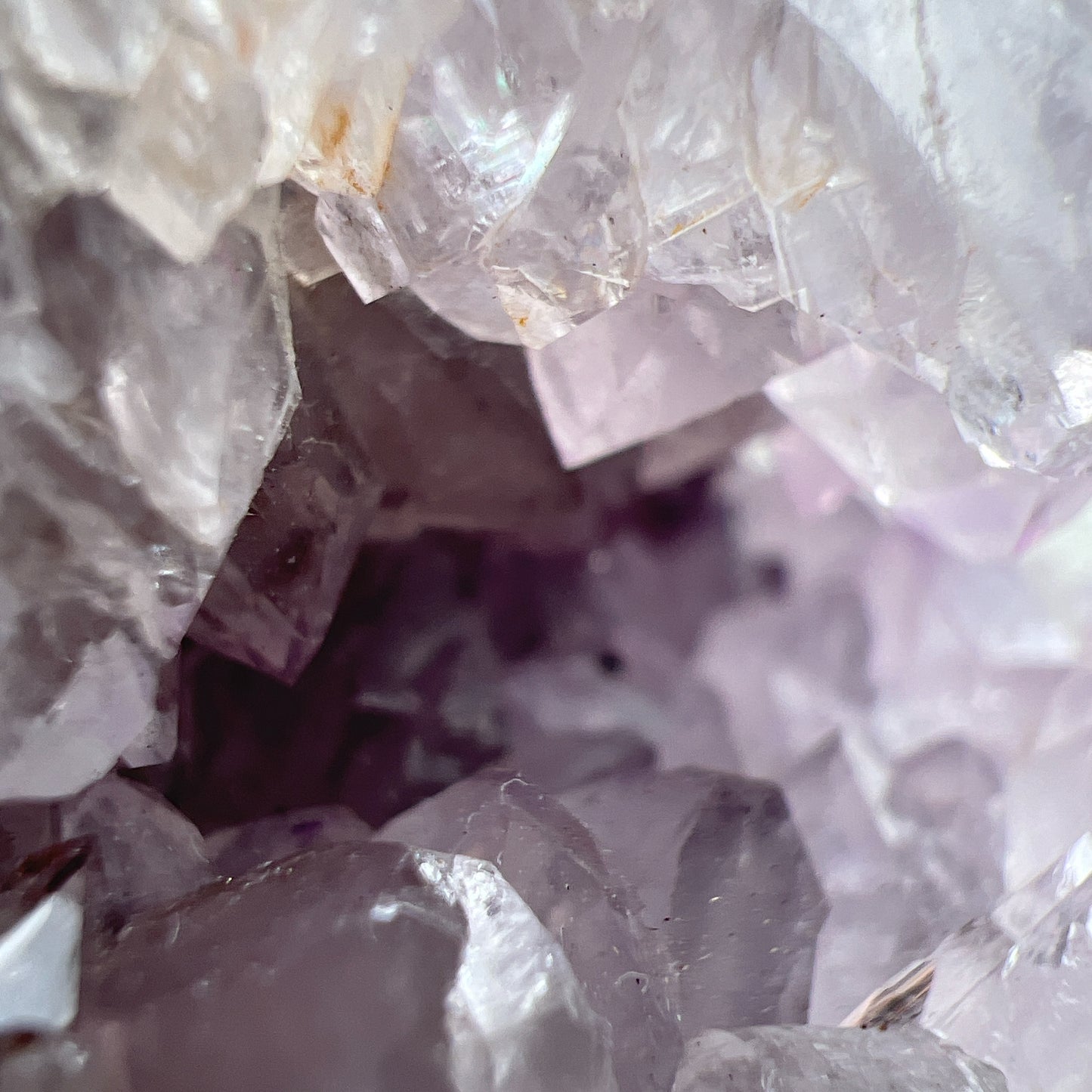 巴西紫晶開口笑球

這是一個全晶體，冇任何石皮，淡淡嘅丁香紫色，閃閃嘅晶牙，

水晶球背後還共生少量方解石。

開口笑水晶簇球是一種很多人喜愛的風水石，有招財聚財，招貴人之效用，如果想放置的位置唔容許擺設大型晶洞，這種開口笑一定會是最佳選擇😊

紫晶，一向代表著智慧，加強決策力，利人緣，對舒緩緊張情緒有幫助，促進問題解決。