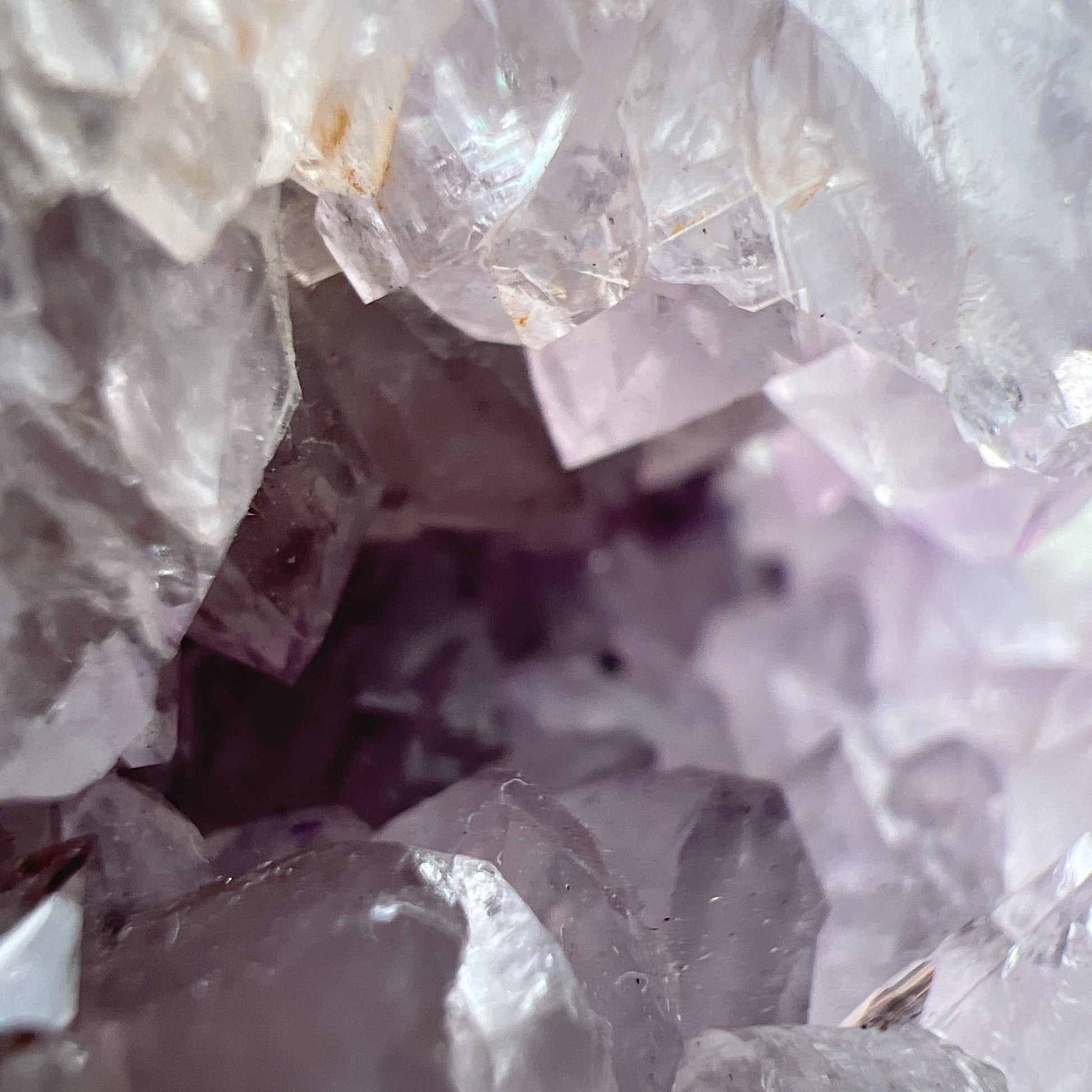 巴西紫晶開口笑球

這是一個全晶體，冇任何石皮，淡淡嘅丁香紫色，閃閃嘅晶牙，

水晶球背後還共生少量方解石。

開口笑水晶簇球是一種很多人喜愛的風水石，有招財聚財，招貴人之效用，如果想放置的位置唔容許擺設大型晶洞，這種開口笑一定會是最佳選擇😊

紫晶，一向代表著智慧，加強決策力，利人緣，對舒緩緊張情緒有幫助，促進問題解決。