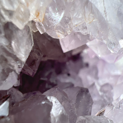 Brazil Amethyst Sphere 巴西紫晶開口笑球

這是一個全晶體，冇任何石皮，淡淡嘅丁香紫色，閃閃嘅晶牙，

水晶球背後還共生少量方解石。

開口笑水晶簇球是一種很多人喜愛的風水石，有招財聚財，招貴人之效用，如果想放置的位置唔容許擺設大型晶洞，這種開口笑一定會是最佳選擇😊

紫晶，一向代表著智慧，加強決策力，利人緣，對舒緩緊張情緒有幫助，促進問題解決。