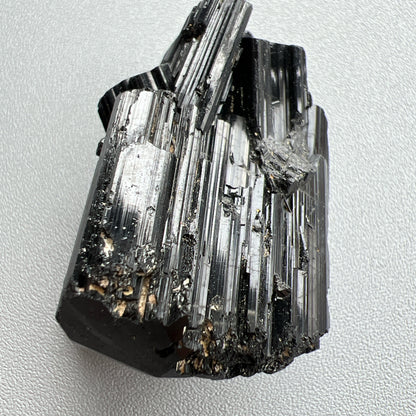 這次購入一批莫桑比克亮面精品黑碧璽原石, 有部份更是罕見的花形,每一顆都是非常精緻,紋路清晰,非常值得收藏。  黑碧璽  -可排除身上及空間的濁氣、病氣  -避邪化凶，避開不乾淨的邪物  -吸收負面能量，消除負能量