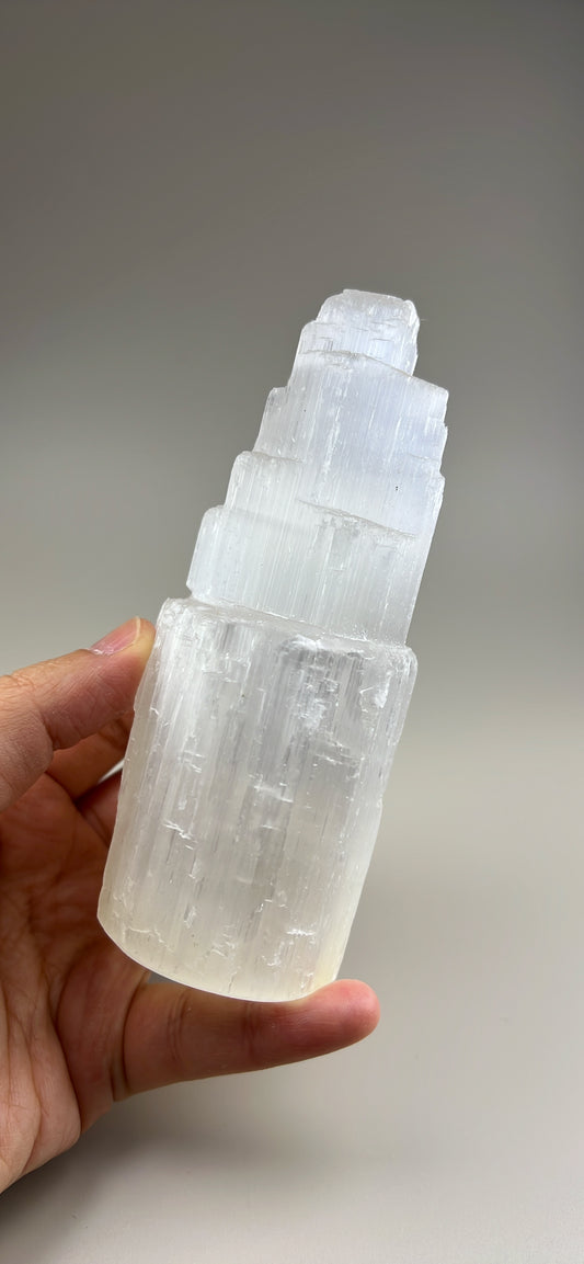 石膏柱

✨ 讓心靈與水晶一起深呼吸：居家必備「能量充電站」透石膏柱 ✨

每天在外奔波，不僅身體會累，隨身配戴的水晶手串也會吸收不少負能量。想為它們恢復光彩，卻覺得消磁過程太麻煩？

你需要的是這根「能量清潔大師」——透石膏柱（Selenite Tower）！