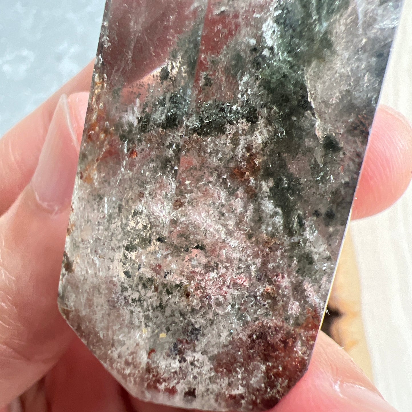 彩幽靈柱

幽靈是指內有多種顏色的火山泥或礦物質，主要有綠、紅、橙和白，包含了多種功效。

綠幽靈

-主正財，由事業，主意帶來的財富

-聚財，由辛勤努力而累積的財富

-招有助增旺事業的貴人

-平穩情緒

紅幽靈

-增加包容心與同理心

-增加理解力與包容能力

-招財的功效

-緩解疲憊，放鬆情緒

白幽靈

-淨化個人氣場

-提升記憶力