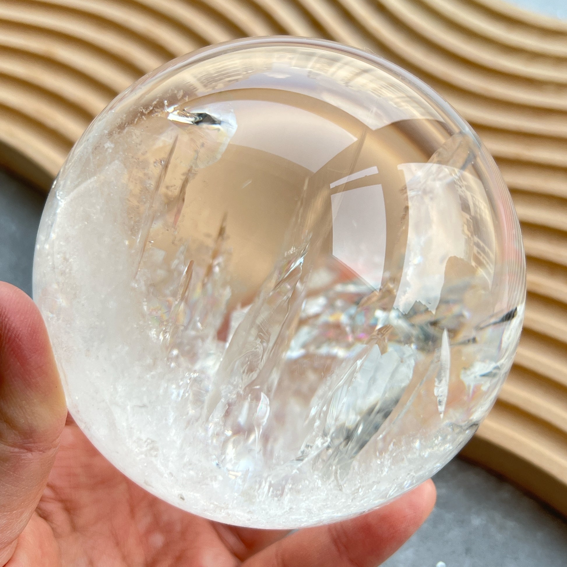 彩虹白水晶球

靜靜地看著，可以令煩悶的情緒暫時放下，享受寧靜的一刻😊

-「水晶之王」，是萬用療癒石

-能淨化四周負性能量

-釋放負能量，平衡內心的焦慮不安

-鎮定安神之效，開發智慧

-提升自我肯定，提升正能量

-幫助集中注意力，有助讀書求學