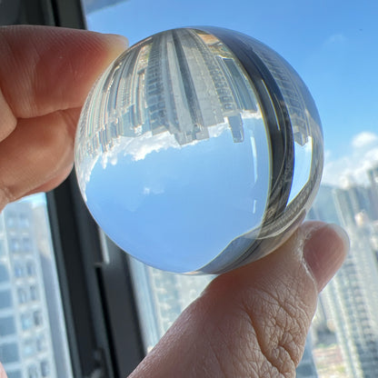 Clear Quartz Sphere 白水晶球

靜靜地看著，可以令煩悶的情緒暫時放下，享受寧靜的一刻😊

-「水晶之王」，是萬用療癒石

-能淨化四周負性能量

-釋放負能量，平衡內心的焦慮不安

-鎮定安神之效，開發智慧

-提升自我肯定，提升正能量

-幫助集中注意力，有助讀書求學

Diameter : 42.6mm