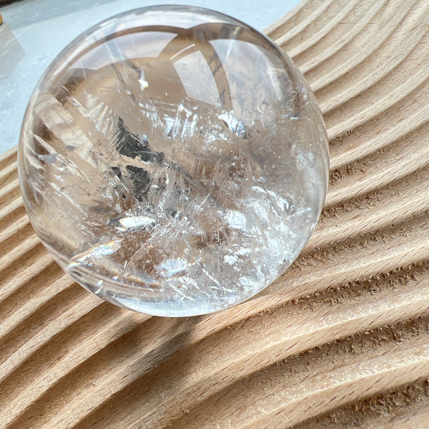 白水晶球

靜靜地看著，可以令煩悶的情緒暫時放下，享受寧靜的一刻😊

-「水晶之王」，是萬用療癒石

-能淨化四周負性能量

-釋放負能量，平衡內心的焦慮不安

-鎮定安神之效，開發智慧

-提升自我肯定，提升正能量

-幫助集中注意力，有助讀書求學