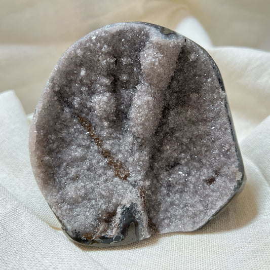 巴西軟糖淡灰紫異象紫晶鎮

因為他的一個特別記認，就立刻收下，紫晶鎮大多數都是差不多的外觀，所以有時候都真的是依賴感覺來收的

異象晶其實是紫水晶的變異，產量較紫水晶鎮稀少 ，異象晶鎮是吉祥如意的寶石，放置在辦公室、客廳、書房與臥室等，都可以用以淨化室內不淨的磁場及負能量。

異象晶鎮也可以幫手串消磁、淨化、充電。

紫水晶

-代表著智慧，幫助頭腦清晰

-增加機智，提高直覺力與潛意識

-有助思考，激發創意，加強記憶力

-有「社交之石」之稱，有助於常遇貴人

-紫色光招引人緣及貴人，具有中國風水學裡「因貴得財」之意。

-加強包容心、容忍性

-舒緩緊張情緒，鎮定安神