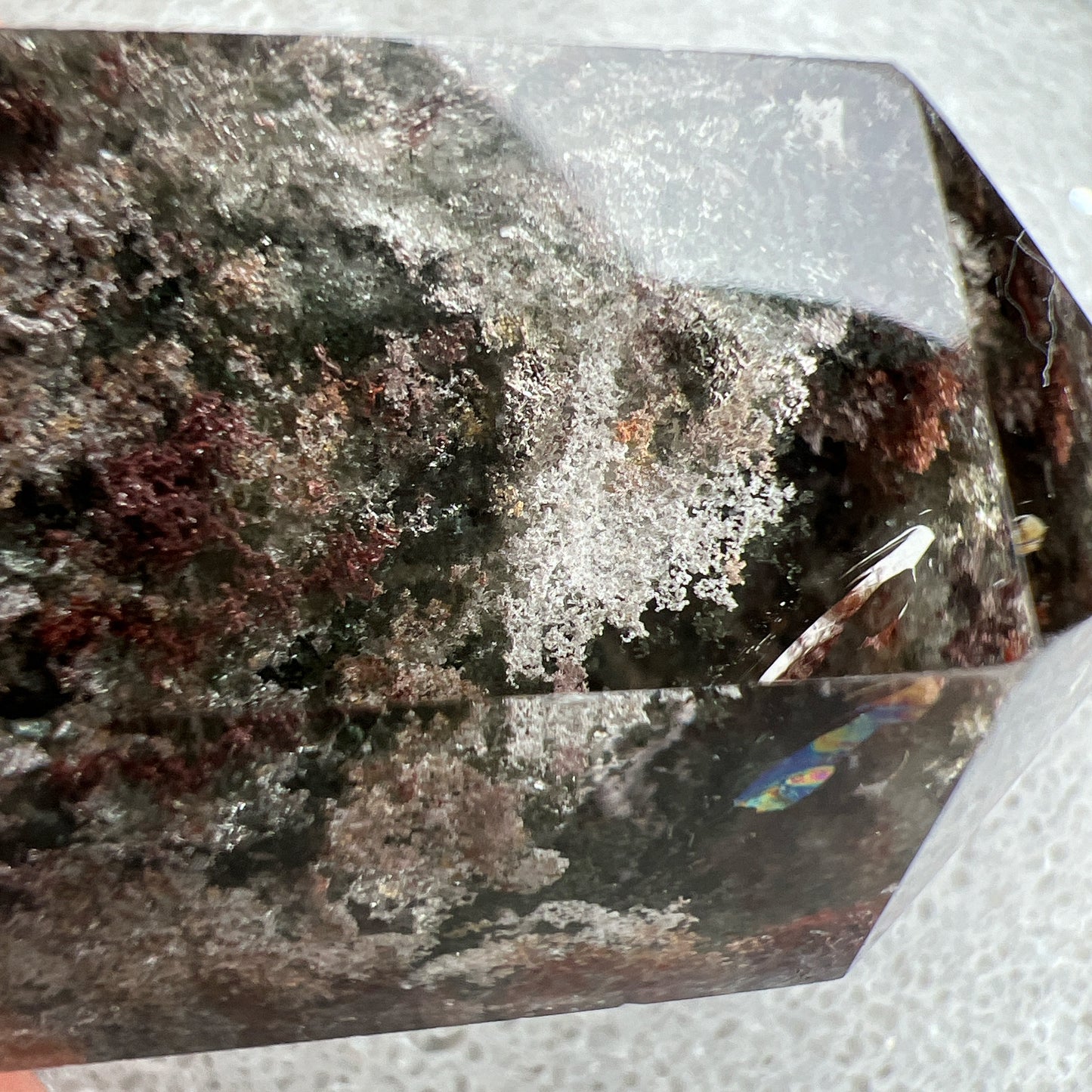 彩幽靈柱

幽靈是指內有多種顏色的火山泥或礦物質，主要有綠、紅、橙和白，包含了多種功效。

綠幽靈

-主正財，由事業，主意帶來的財富

-聚財，由辛勤努力而累積的財富

-招有助增旺事業的貴人

-平穩情緒

紅幽靈

-增加包容心與同理心

-增加理解力與包容能力

-招財的功效

-緩解疲憊，放鬆情緒

白幽靈

-淨化個人氣場

-提升記憶力