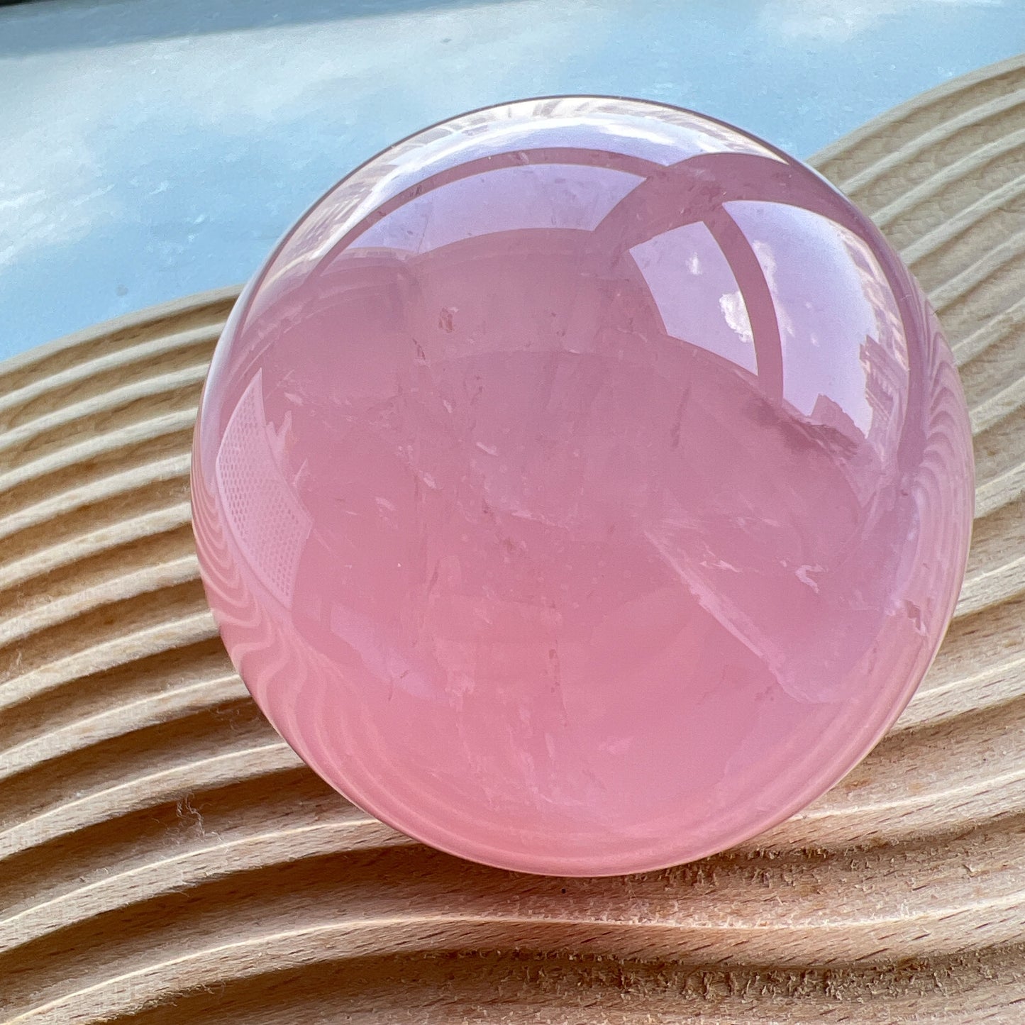 星光粉水晶球
凝視那一抹柔粉：讓生活回歸溫柔的本質

家中最迷人的風景，往往來自於自然。這顆粉水晶球不只是裝飾，它是大自然耗費千載凝結出的溫柔色澤。在自然光線的折射下，淡淡的粉色調在球體內交織出如雲霧般的天然冰裂紋與棉旭，每一面都擁有獨一無二的紋理與表情。

比起繁複的裝修，我們更相信「質地」帶來的力量。將它置於床頭、書桌或客廳的一隅，粉水晶柔和的色調能瞬間柔化空間的線條。在繁忙的日常步調中，它像是一個安靜的陪伴者，提醒我們放慢呼吸，感受當下的寧靜。