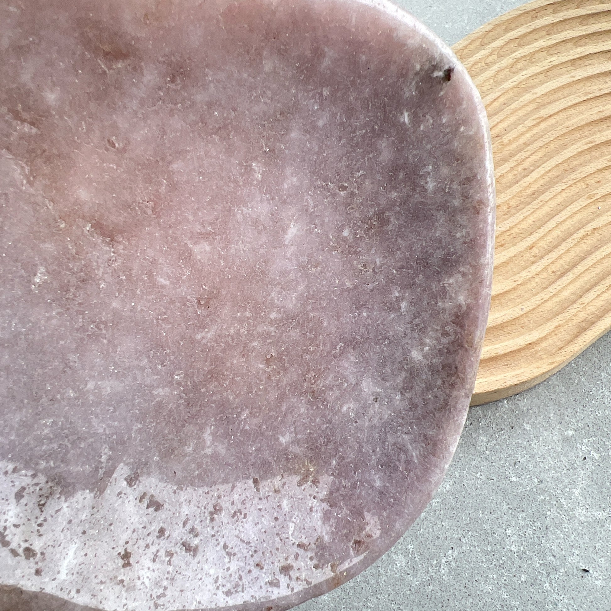 巴西直送粉紅紫晶碟 🤭鍾情粉色的不可錯過

整隻碟都是Bling Bling ✨✨一閃一閃✨🫶🏻

-療癒心靈，舒緩情緒
-學習愛與被愛
-引領你從低潮中走出來