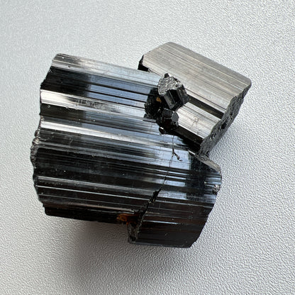 這次購入一批莫桑比克亮面精品黑碧璽原石, 有部份更是罕見的花形,每一顆都是非常精緻,紋路清晰,非常值得收藏。  黑碧璽  -可排除身上及空間的濁氣、病氣  -避邪化凶，避開不乾淨的邪物  -吸收負面能量，消除負能量