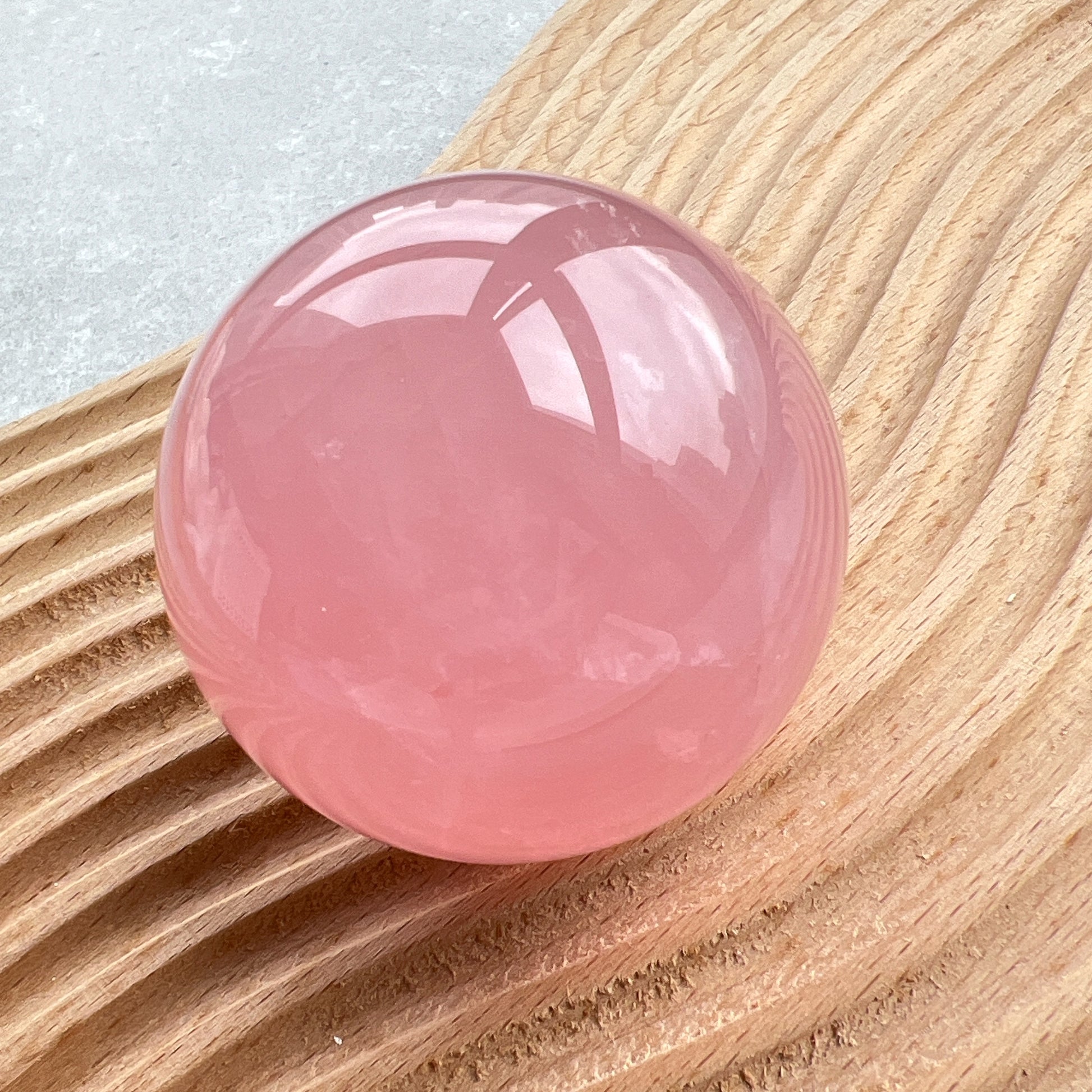 星光粉水晶球

溫潤，圓滑和可愛的外觀，有助您淨化心靈，招來好人緣

粉晶

愛情💓人緣💓工作運💓

粉晶能教導我們更愛自己，好好愛自己能夠吸引到正面好姻緣❤️

-增加愛情運，加強自身魅力

-增加親和力，改善人際關係

-增人脈，促進工作運

-舒緩緊張情緒，釋放負能量，使心情開朗