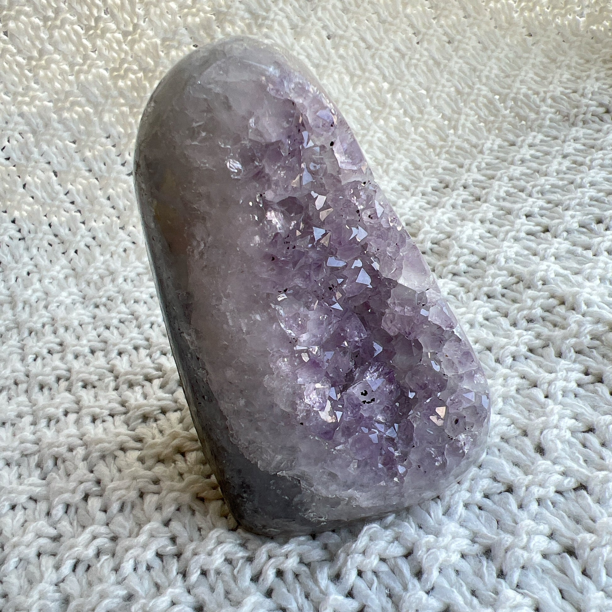 紫晶鎮

紫晶鎮是吉祥如意的寶石，放置在辦公室、客廳、書房與臥室等，都可以用以淨化室內不淨的磁場及負能量。

可以幫手串消磁、淨化、充電。

紫水晶

-代表著智慧，幫助頭腦清晰

-增加機智，提高直覺力與潛意識

-有助思考，激發創意，加強記憶力

-有「社交之石」之稱，有助於常遇貴人

-紫色光招引人緣及貴人，具有中國風水學裡「因貴得財」之意。

-加強包容心、容忍性

-舒緩緊張情緒，鎮定安神