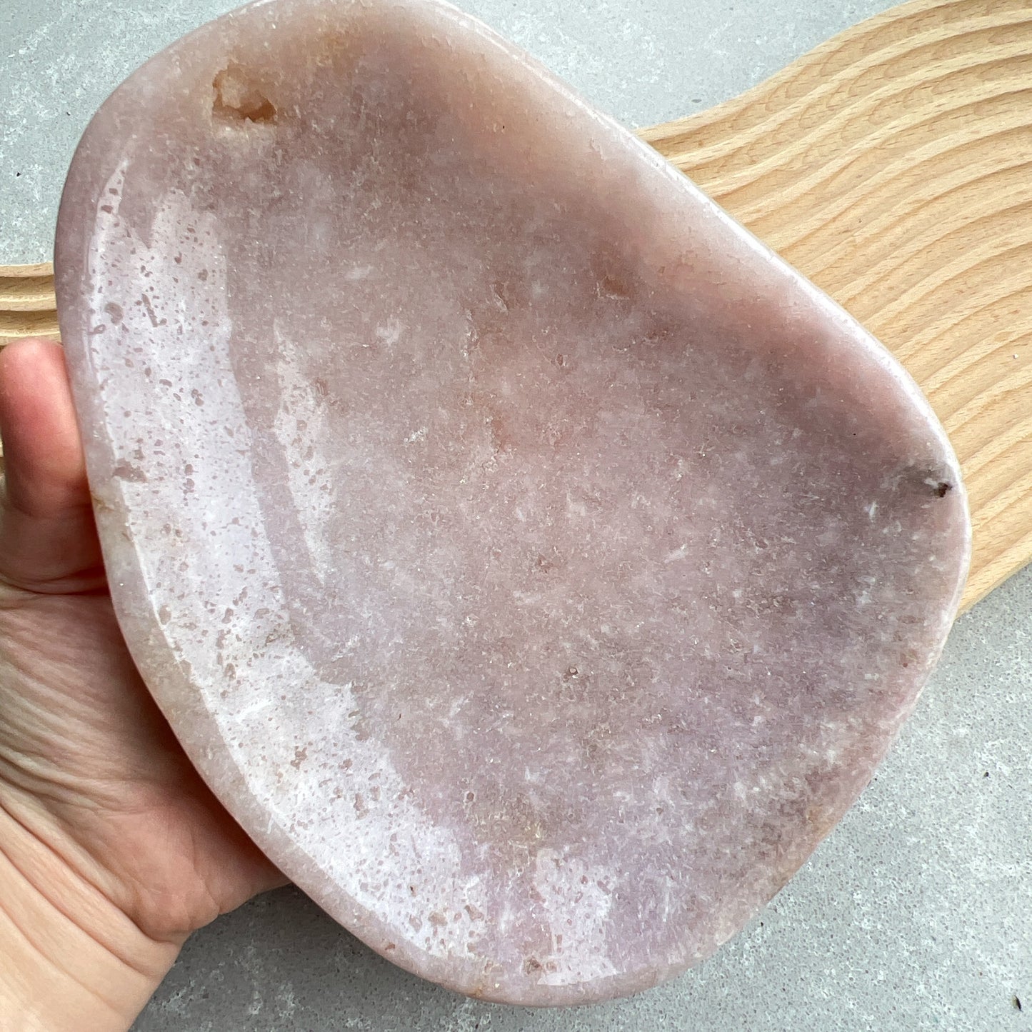 巴西直送粉紅紫晶碟 🤭鍾情粉色的不可錯過

整隻碟都是Bling Bling ✨✨一閃一閃✨🫶🏻

-療癒心靈，舒緩情緒
-學習愛與被愛
-引領你從低潮中走出來