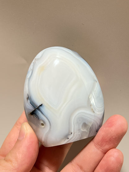 瑪瑙共生軟錳礦

這顆瑪瑙裡裡面共生了軟錳礦(又名樹枝,苔紋), 是因為二氧化錳滲入的關係造成樹枝狀的樣子, 會出現在水晶和瑪瑙裡面。

-能令人精神放鬆，減少失眠症狀

-瑪瑙具有平衡，穩定及保護的作用

-也是護身符及辟邪物，有保平安功效
