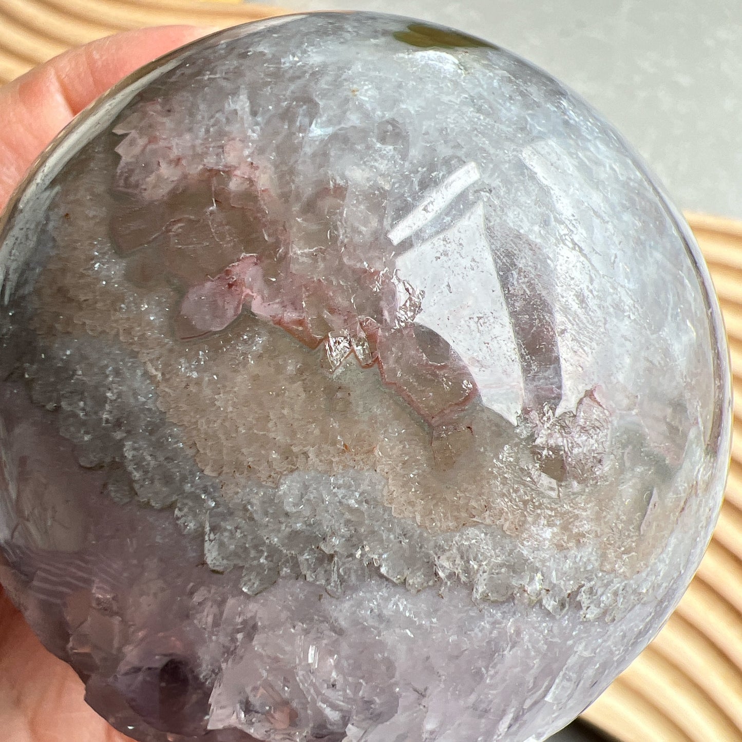 巴西紫晶開口笑球

這是一個全晶體，冇任何石皮，淡淡嘅丁香紫色，閃閃嘅晶牙，

水晶球背後還共生少量方解石。

開口笑水晶簇球是一種很多人喜愛的風水石，有招財聚財，招貴人之效用，如果想放置的位置唔容許擺設大型晶洞，這種開口笑一定會是最佳選擇😊

紫晶，一向代表著智慧，加強決策力，利人緣，對舒緩緊張情緒有幫助，促進問題解決。