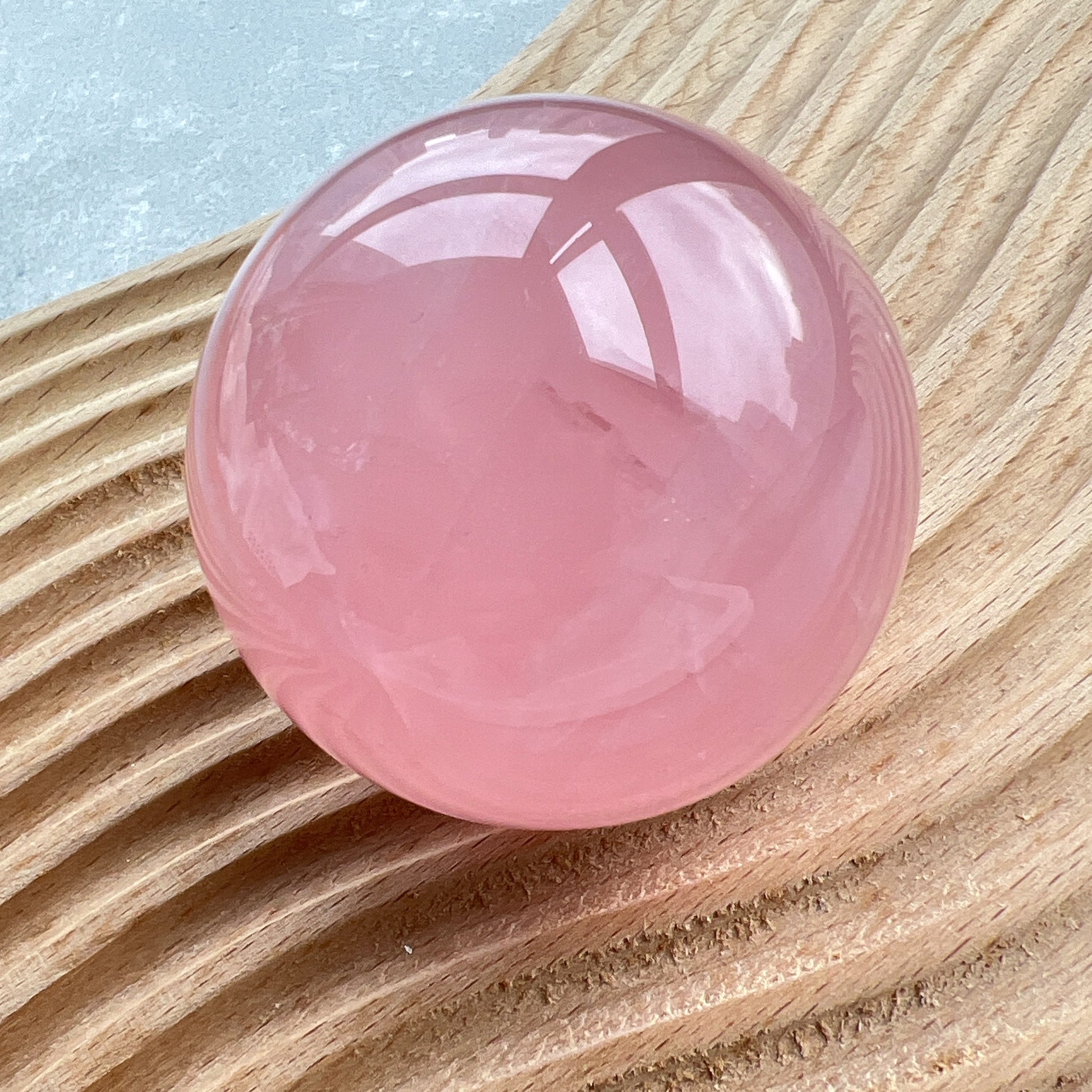 星光粉水晶球

溫潤，圓滑和可愛的外觀，有助您淨化心靈，招來好人緣

粉晶

愛情💓人緣💓工作運💓

粉晶能教導我們更愛自己，好好愛自己能夠吸引到正面好姻緣❤️

-增加愛情運，加強自身魅力

-增加親和力，改善人際關係

-增人脈，促進工作運

-舒緩緊張情緒，釋放負能量，使心情開朗