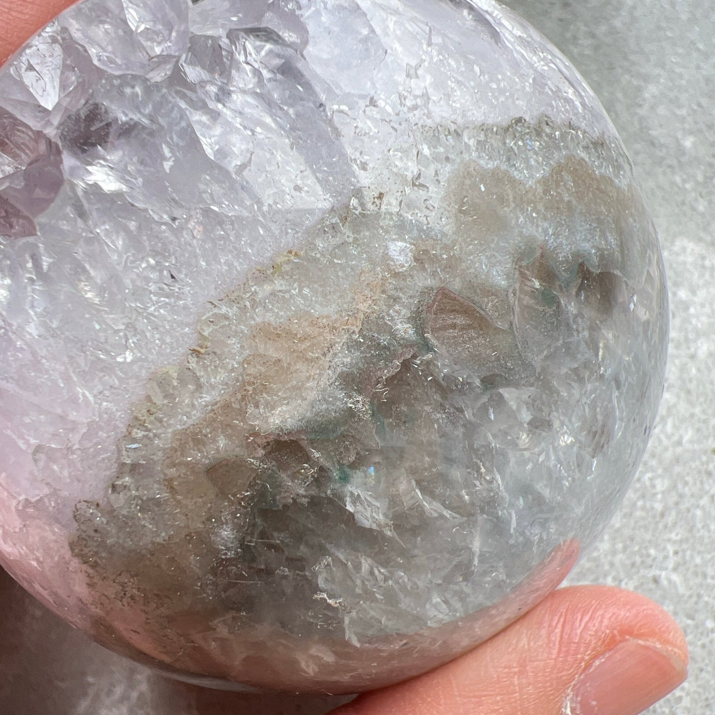 巴西紫晶開口笑球

這是一個全晶體，冇任何石皮，淡淡嘅丁香紫色，閃閃嘅晶牙，

水晶球背後還共生少量方解石。

開口笑水晶簇球是一種很多人喜愛的風水石，有招財聚財，招貴人之效用，如果想放置的位置唔容許擺設大型晶洞，這種開口笑一定會是最佳選擇😊

紫晶，一向代表著智慧，加強決策力，利人緣，對舒緩緊張情緒有幫助，促進問題解決。