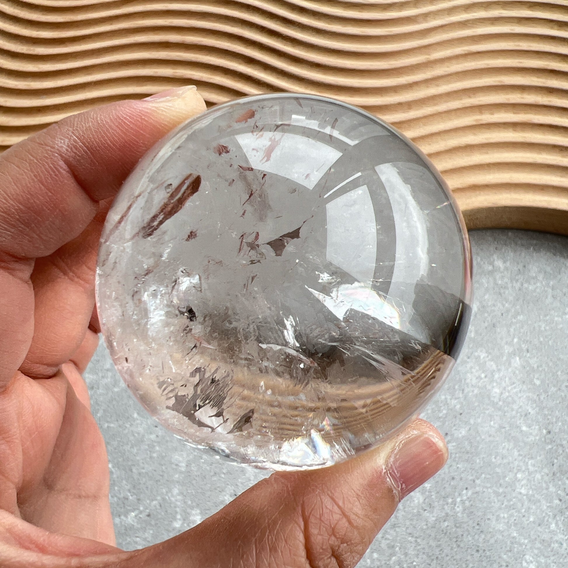 白水晶球

靜靜地看著，可以令煩悶的情緒暫時放下，享受寧靜的一刻😊

-「水晶之王」，是萬用療癒石

-能淨化四周負性能量

-釋放負能量，平衡內心的焦慮不安

-鎮定安神之效，開發智慧

-提升自我肯定，提升正能量

-幫助集中注意力，有助讀書求學