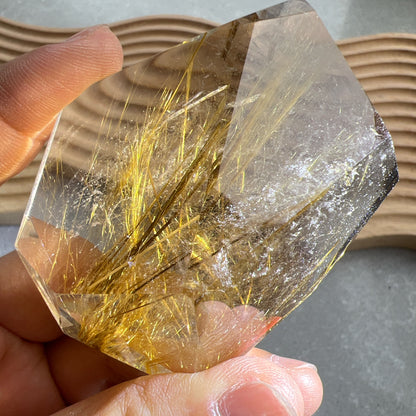 金髮晶隨形

-被譽為「財富之石💰」

-寓意吉祥如意，萬事太平

-招主財、偏財，深受商人歡迎

-幫助人找回自信，做事積極向上

-加強決策力，增加其勇氣和魄力

-有辟邪功效