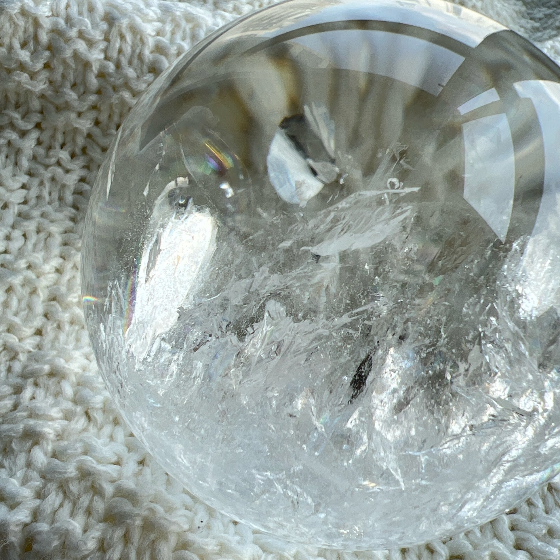 彩虹白水晶球

靜靜地看著，可以令煩悶的情緒暫時放下，享受寧靜的一刻😊

-「水晶之王」，是萬用療癒石

-能淨化四周負性能量

-釋放負能量，平衡內心的焦慮不安

-鎮定安神之效，開發智慧

-提升自我肯定，提升正能量

-幫助集中注意力，有助讀書求學