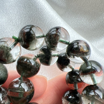 綠幽靈

-主正財，由事業，主意帶來的財富

-聚財，由辛勤努力而累積的財富

-招有助增旺事業的貴人

-平穩情緒

紅幽靈

-增加包容心與同理心

-增加理解力與包容能力

-招財的功效

-緩解疲憊，放鬆情緒