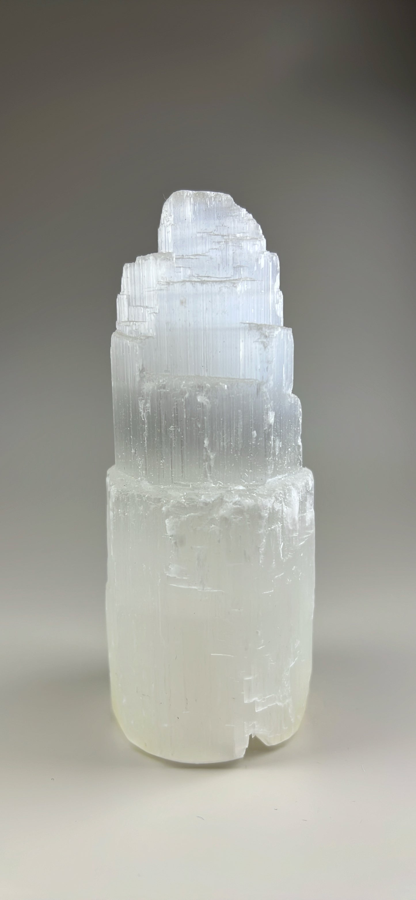 石膏柱

✨ 讓心靈與水晶一起深呼吸：居家必備「能量充電站」透石膏柱 ✨

每天在外奔波，不僅身體會累，隨身配戴的水晶手串也會吸收不少負能量。想為它們恢復光彩，卻覺得消磁過程太麻煩？

你需要的是這根「能量清潔大師」——透石膏柱（Selenite Tower）！