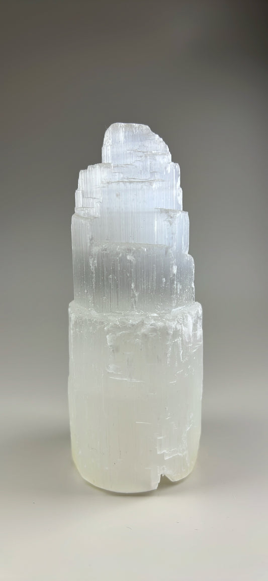 石膏柱

✨ 讓心靈與水晶一起深呼吸：居家必備「能量充電站」透石膏柱 ✨

每天在外奔波，不僅身體會累，隨身配戴的水晶手串也會吸收不少負能量。想為它們恢復光彩，卻覺得消磁過程太麻煩？

你需要的是這根「能量清潔大師」——透石膏柱（Selenite Tower）！