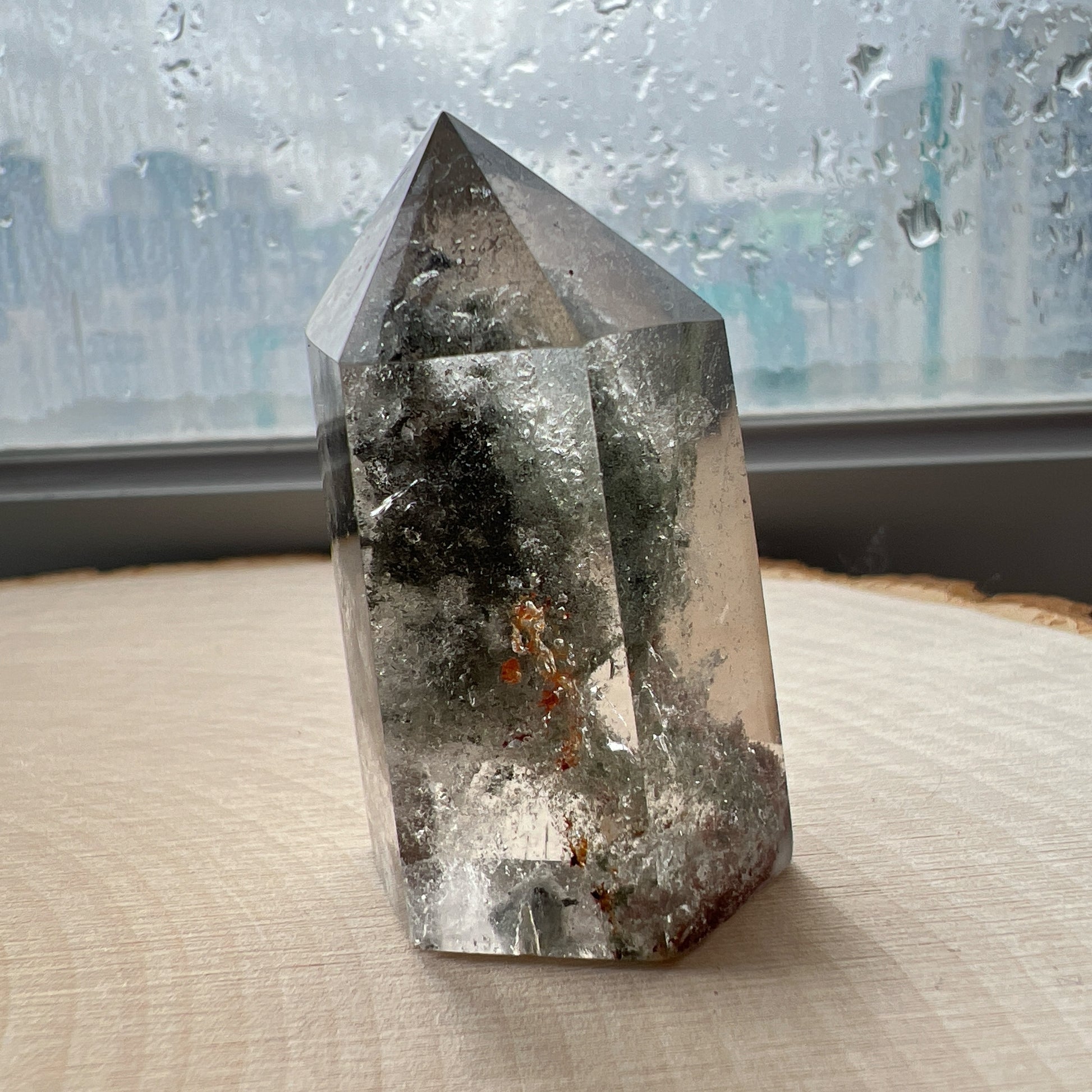 彩幽靈柱

幽靈是指內有多種顏色的火山泥或礦物質，主要有綠、紅、橙和白，包含了多種功效。

綠幽靈

-主正財，由事業，主意帶來的財富

-聚財，由辛勤努力而累積的財富

-招有助增旺事業的貴人

-平穩情緒

紅幽靈

-增加包容心與同理心

-增加理解力與包容能力

-招財的功效

-緩解疲憊，放鬆情緒

白幽靈

-淨化個人氣場

-提升記憶力