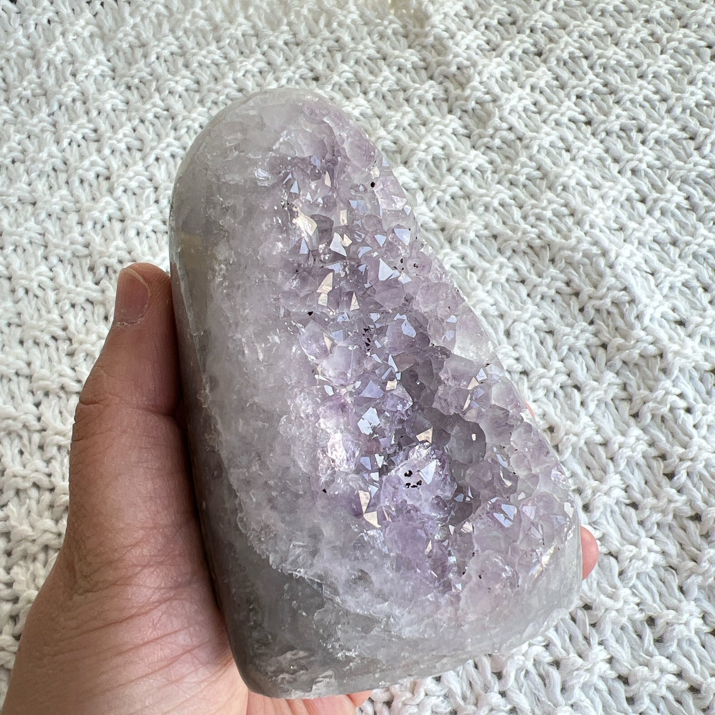 紫晶鎮

紫晶鎮是吉祥如意的寶石，放置在辦公室、客廳、書房與臥室等，都可以用以淨化室內不淨的磁場及負能量。

可以幫手串消磁、淨化、充電。

紫水晶

-代表著智慧，幫助頭腦清晰

-增加機智，提高直覺力與潛意識

-有助思考，激發創意，加強記憶力

-有「社交之石」之稱，有助於常遇貴人

-紫色光招引人緣及貴人，具有中國風水學裡「因貴得財」之意。

-加強包容心、容忍性

-舒緩緊張情緒，鎮定安神