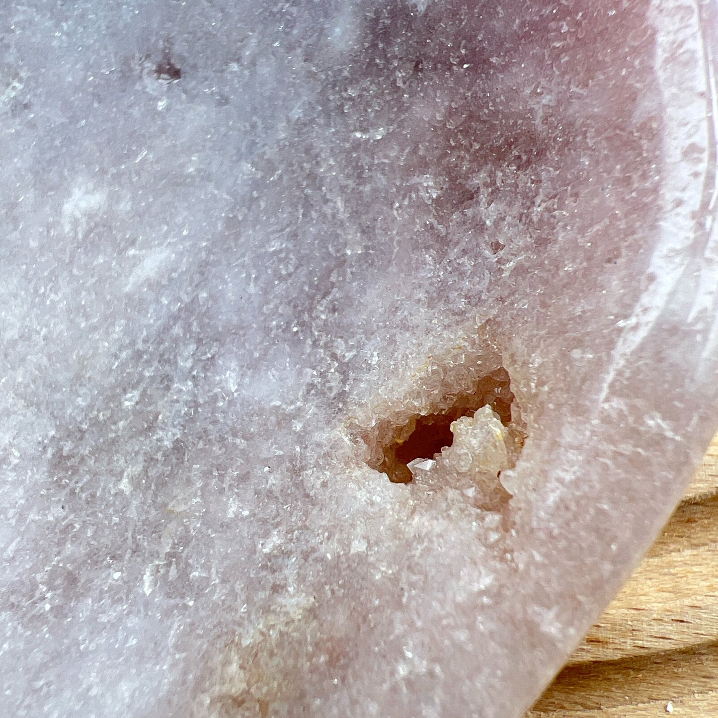 巴西直送粉紅紫晶碟 🤭鍾情粉色的不可錯過

整隻碟都是Bling Bling ✨✨一閃一閃✨🫶🏻

-療癒心靈，舒緩情緒
-學習愛與被愛
-引領你從低潮中走出來