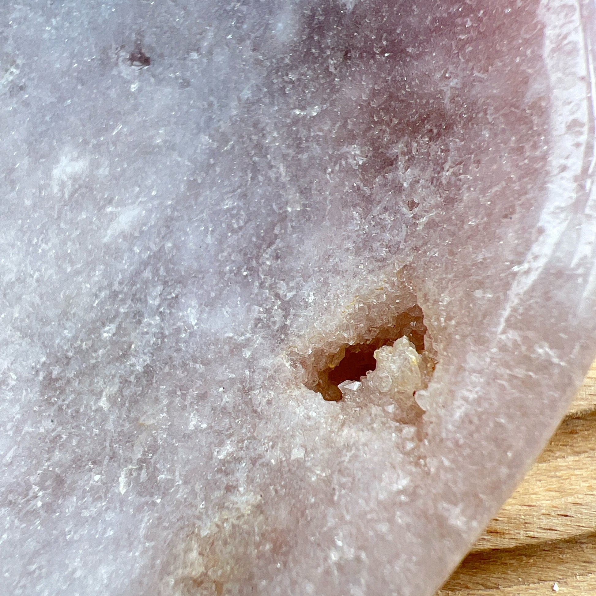 巴西直送粉紅紫晶碟 🤭鍾情粉色的不可錯過

整隻碟都是Bling Bling ✨✨一閃一閃✨🫶🏻

-療癒心靈，舒緩情緒
-學習愛與被愛
-引領你從低潮中走出來