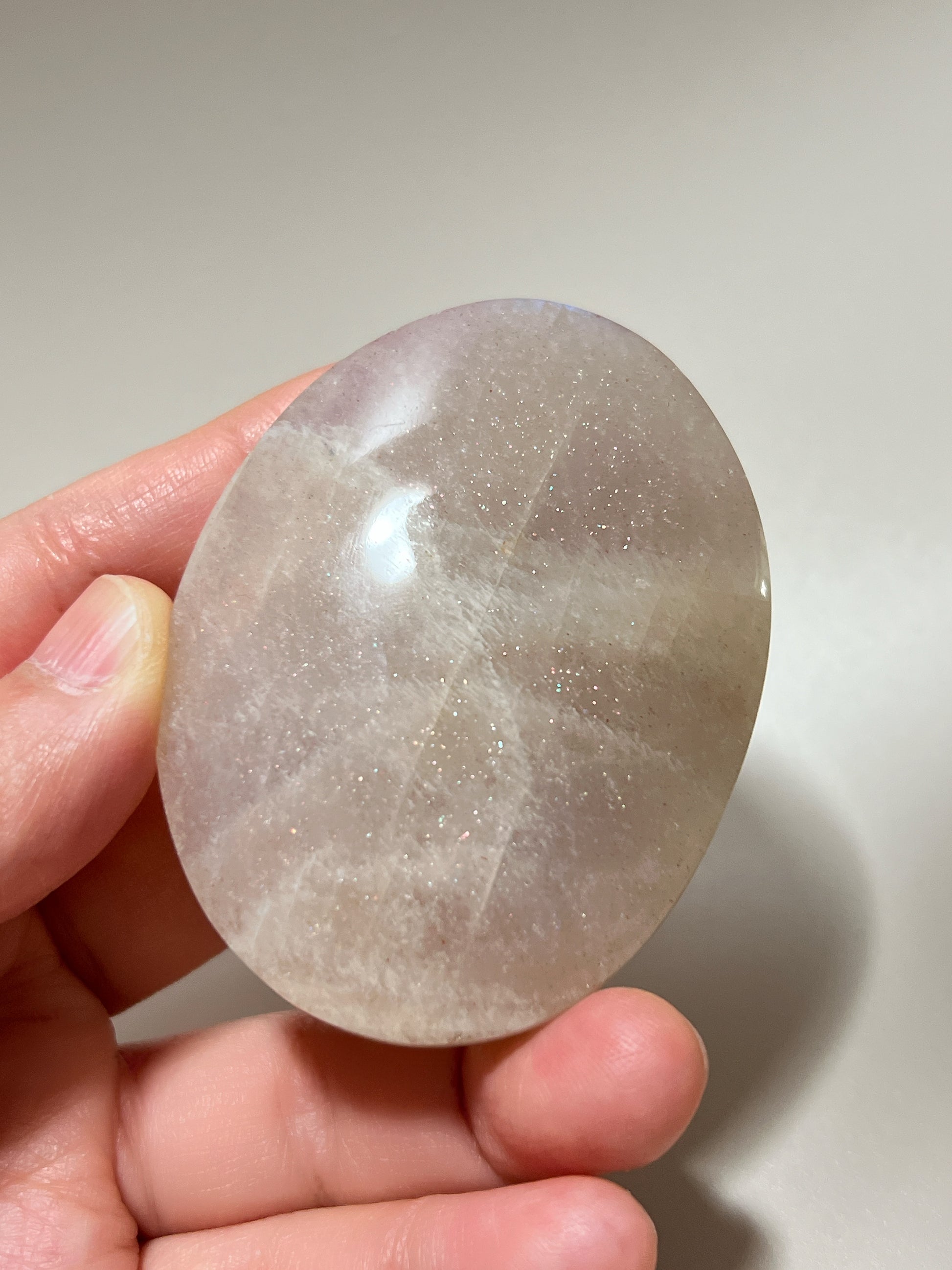 ｜月亮石的靈性守護

月亮石（Moonstone）又名月光石，亦是六月的幸運誕生石，象徵著健康、富貴與美好的守護：

情緒的穩定劑： 有助於安撫內心的起伏，緩解壓力和負面情緒。

柔化氣場： 適合性格較衝動、說話率直的人，幫助我們在表達時變得更柔和、更具包容力。

放鬆身心： 協助釋放身體與心靈的緊繃，重拾內心的平靜與和諧。

情感的潤滑劑： 溫柔的光芒能滋養親密關係，是守護愛情、化解情侶間小小紛爭的經典晶石。