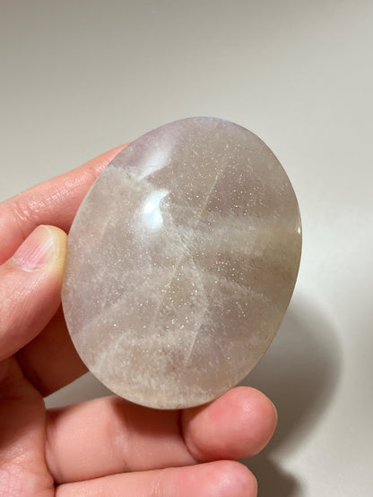 ｜月亮石的靈性守護

月亮石（Moonstone）又名月光石，亦是六月的幸運誕生石，象徵著健康、富貴與美好的守護：

情緒的穩定劑： 有助於安撫內心的起伏，緩解壓力和負面情緒。

柔化氣場： 適合性格較衝動、說話率直的人，幫助我們在表達時變得更柔和、更具包容力。

放鬆身心： 協助釋放身體與心靈的緊繃，重拾內心的平靜與和諧。

情感的潤滑劑： 溫柔的光芒能滋養親密關係，是守護愛情、化解情侶間小小紛爭的經典晶石。