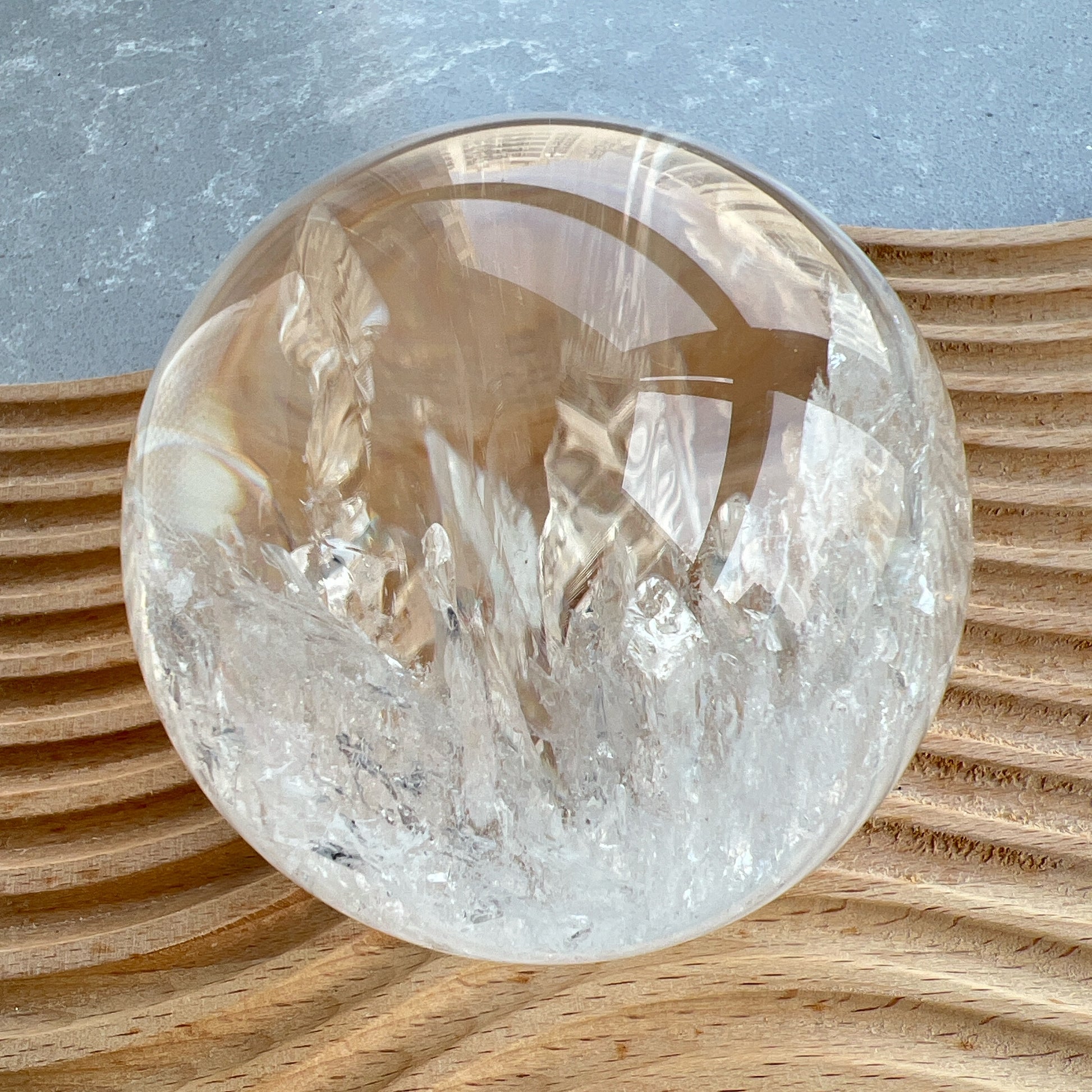 彩虹白水晶球

靜靜地看著，可以令煩悶的情緒暫時放下，享受寧靜的一刻😊

-「水晶之王」，是萬用療癒石

-能淨化四周負性能量

-釋放負能量，平衡內心的焦慮不安

-鎮定安神之效，開發智慧

-提升自我肯定，提升正能量

-幫助集中注意力，有助讀書求學