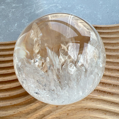 彩虹白水晶球

靜靜地看著，可以令煩悶的情緒暫時放下，享受寧靜的一刻😊

-「水晶之王」，是萬用療癒石

-能淨化四周負性能量

-釋放負能量，平衡內心的焦慮不安

-鎮定安神之效，開發智慧

-提升自我肯定，提升正能量

-幫助集中注意力，有助讀書求學