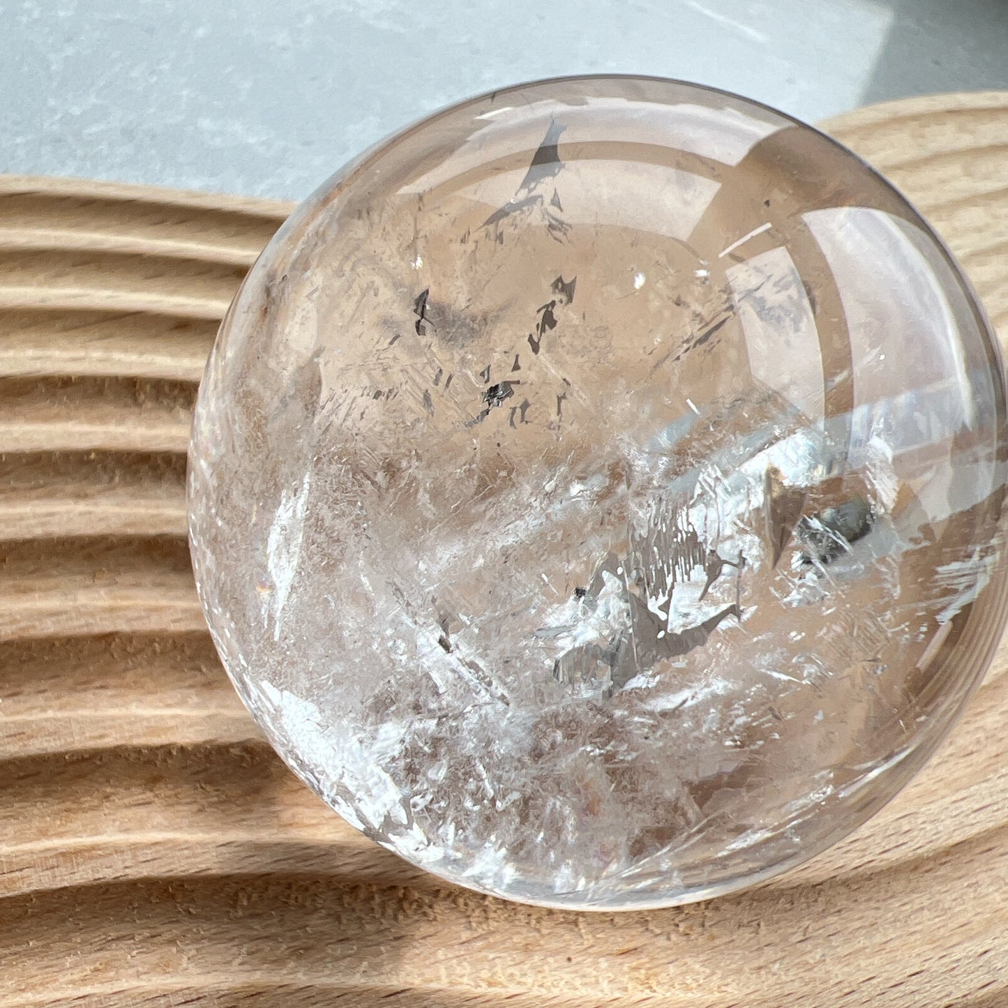 白水晶球

靜靜地看著，可以令煩悶的情緒暫時放下，享受寧靜的一刻😊

-「水晶之王」，是萬用療癒石

-能淨化四周負性能量

-釋放負能量，平衡內心的焦慮不安

-鎮定安神之效，開發智慧

-提升自我肯定，提升正能量

-幫助集中注意力，有助讀書求學