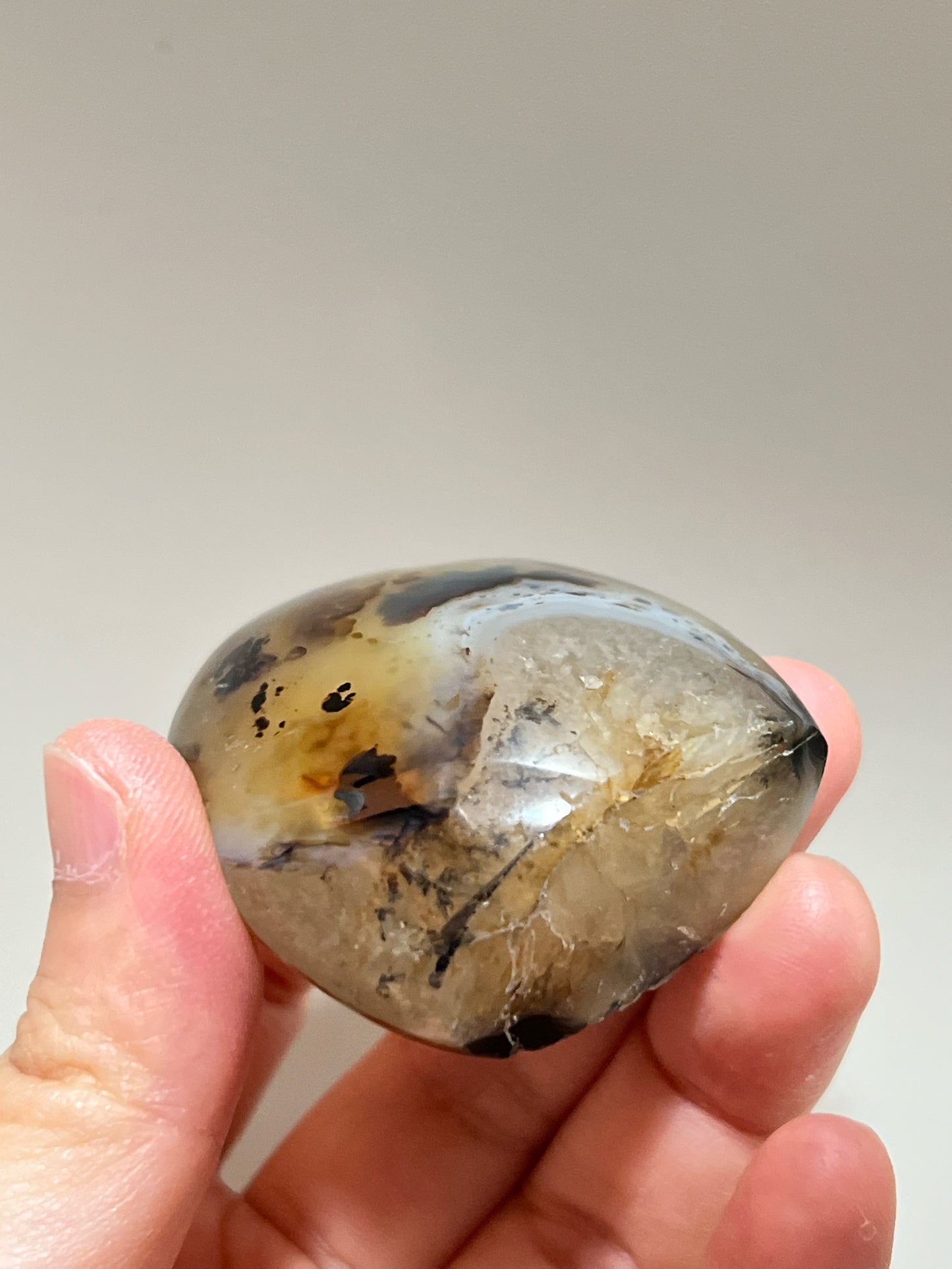 瑪瑙共生軟錳礦

這顆瑪瑙裡裡面共生了軟錳礦(又名樹枝,苔紋), 是因為二氧化錳滲入的關係造成樹枝狀的樣子, 會出現在水晶和瑪瑙裡面。

-能令人精神放鬆，減少失眠症狀

-瑪瑙具有平衡，穩定及保護的作用

-也是護身符及辟邪物，有保平安功效
