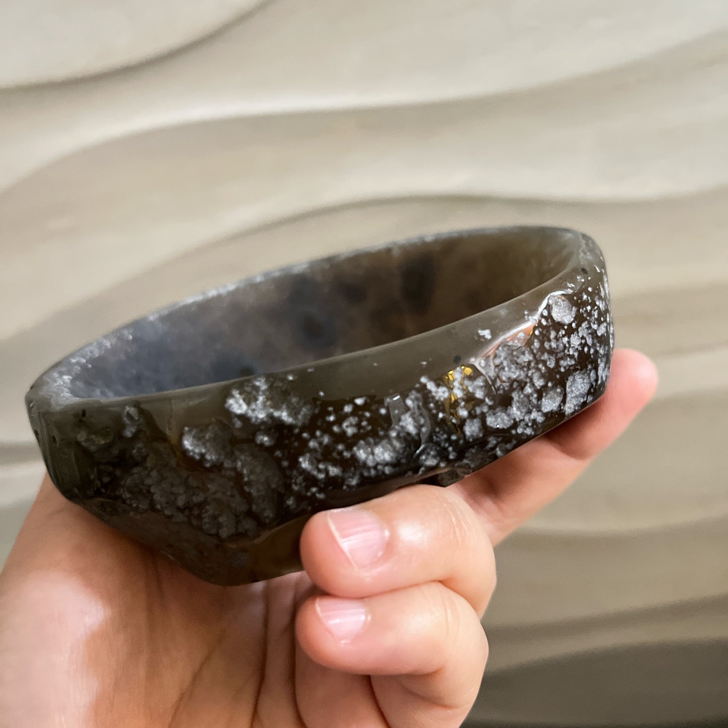 瑪瑙-Agate

瑪瑙碗，適合用作消磁手串飾物

-能令人精神放鬆，減少失眠症狀

-瑪瑙具有平衡，穩定及保護的作用

-也是護身符及辟邪物，有保平安功效

-瑪瑙維持身心和諧，增強愛、忠誠及勇氣