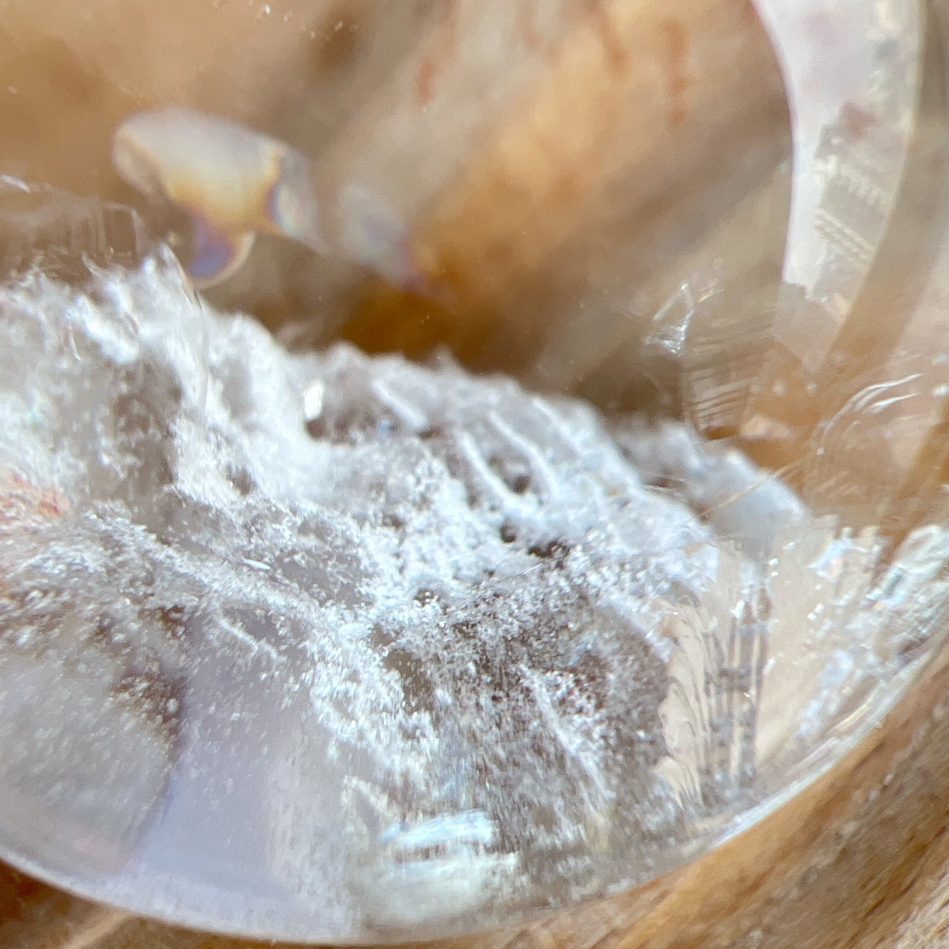 白幽靈

-淨化個人氣場

-提升記憶力

&nbsp;

白水晶

-「水晶之王」，是萬用療癒石

-能淨化四周負性能量

-釋放負能量，平衡內心的焦慮不安

-鎮定安神之效，開發智慧

-提升自我肯定，提升正能量

-幫助集中注意力，有助讀書求學