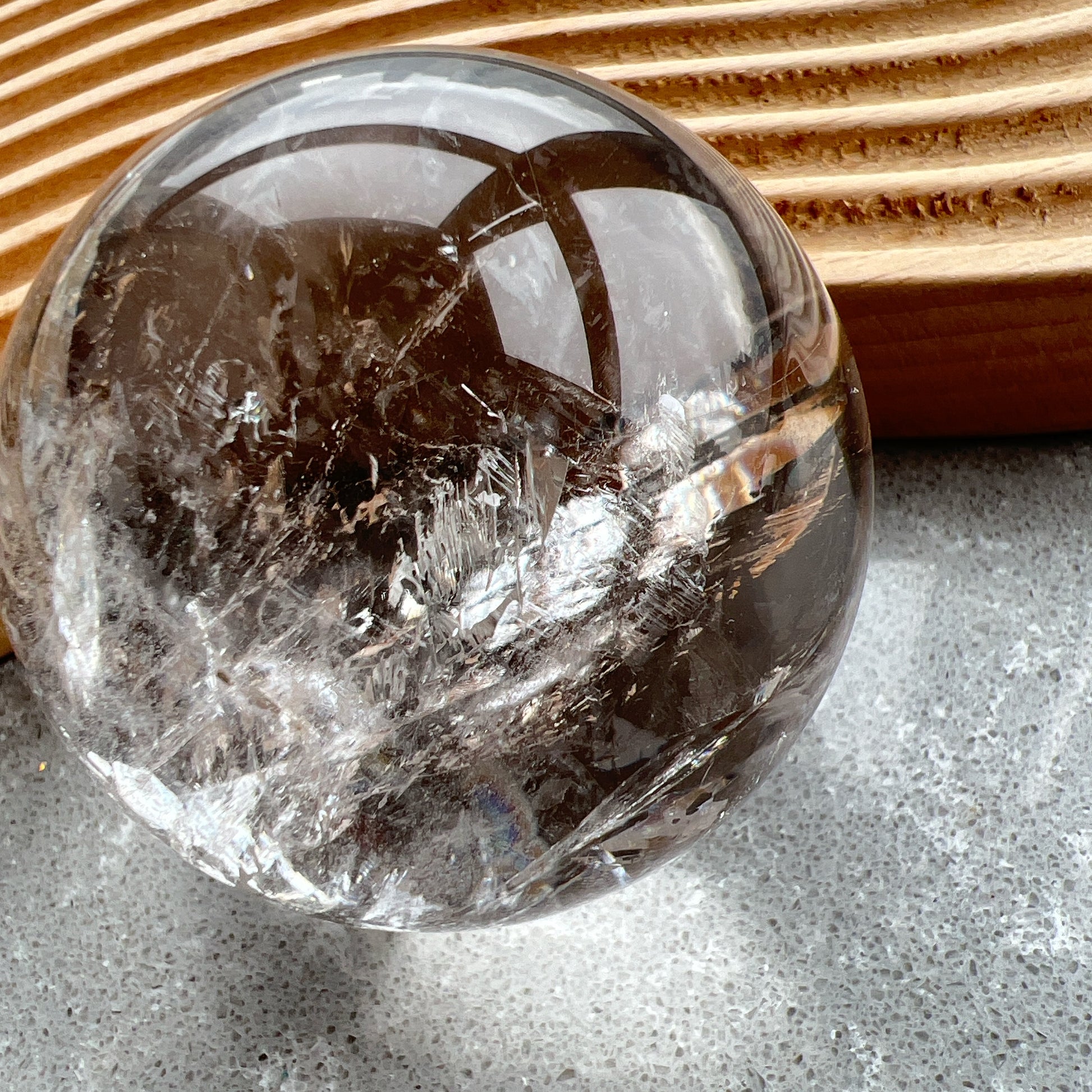 白水晶球

靜靜地看著，可以令煩悶的情緒暫時放下，享受寧靜的一刻😊

-「水晶之王」，是萬用療癒石

-能淨化四周負性能量

-釋放負能量，平衡內心的焦慮不安

-鎮定安神之效，開發智慧

-提升自我肯定，提升正能量

-幫助集中注意力，有助讀書求學