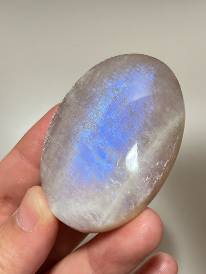 月亮石（Moonstone）又名月光石，亦是六月的幸運誕生石，象徵著健康、富貴與美好的守護：

情緒的穩定劑： 有助於安撫內心的起伏，緩解壓力和負面情緒。

柔化氣場： 適合性格較衝動、說話率直的人，幫助我們在表達時變得更柔和、更具包容力。

放鬆身心： 協助釋放身體與心靈的緊繃，重拾內心的平靜與和諧。

情感的潤滑劑： 溫柔的光芒能滋養親密關係，是守護愛情、化解情侶間小小紛爭的經典晶石。