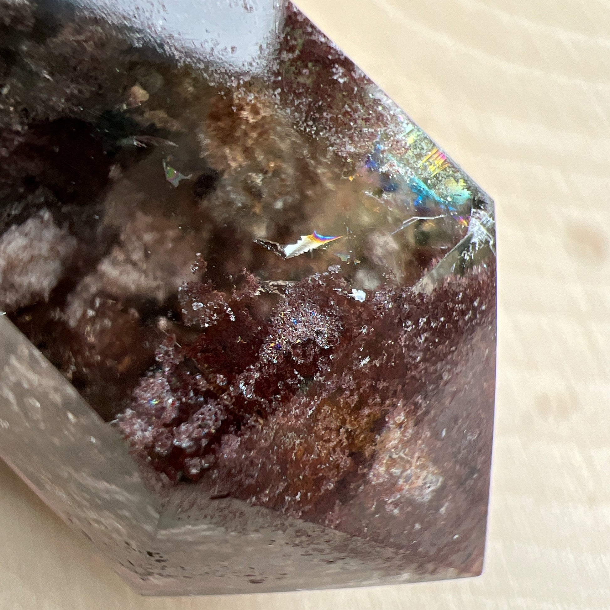 彩幽靈柱

幽靈是指內有多種顏色的火山泥或礦物質，主要有綠、紅、橙和白，包含了多種功效。

綠幽靈

-主正財，由事業，主意帶來的財富

-聚財，由辛勤努力而累積的財富

-招有助增旺事業的貴人

-平穩情緒

紅幽靈

-增加包容心與同理心

-增加理解力與包容能力

-招財的功效

-緩解疲憊，放鬆情緒

白幽靈

-淨化個人氣場

-提升記憶力