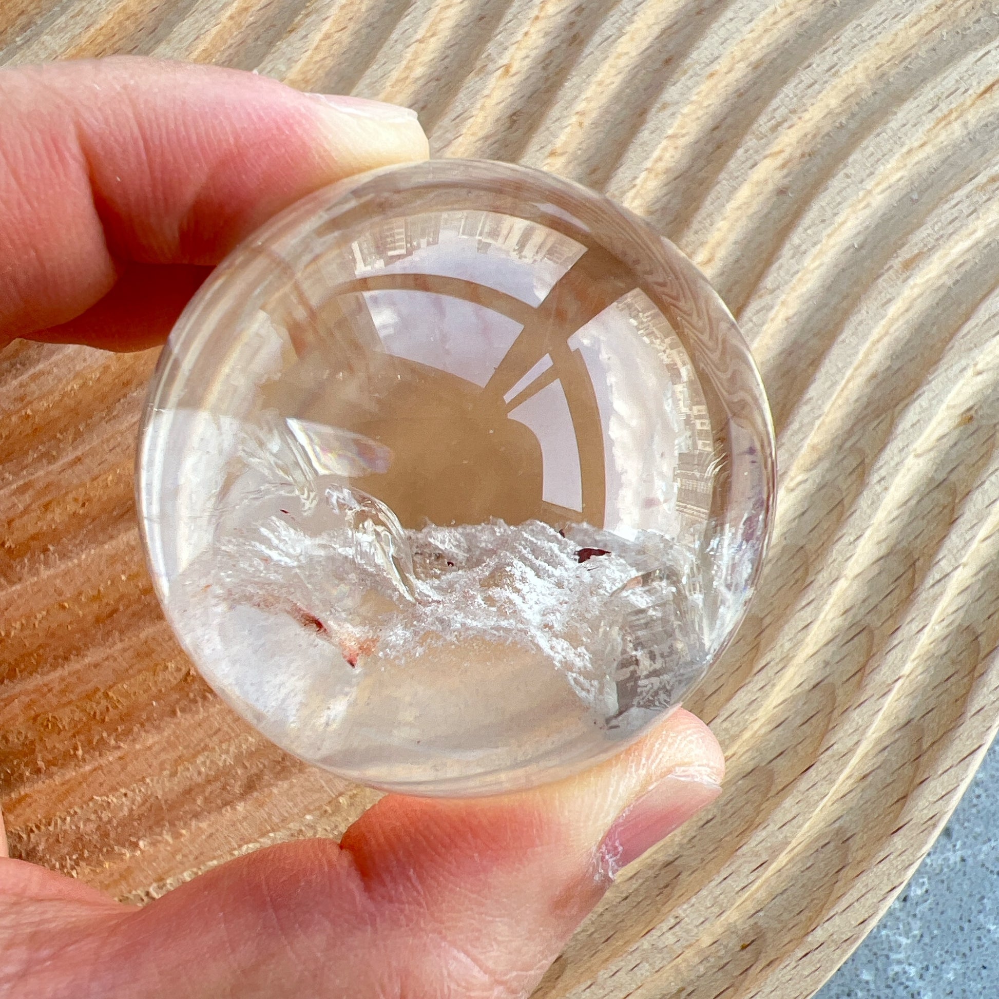 白幽靈

-淨化個人氣場

-提升記憶力

&nbsp;

白水晶

-「水晶之王」，是萬用療癒石

-能淨化四周負性能量

-釋放負能量，平衡內心的焦慮不安

-鎮定安神之效，開發智慧

-提升自我肯定，提升正能量

-幫助集中注意力，有助讀書求學